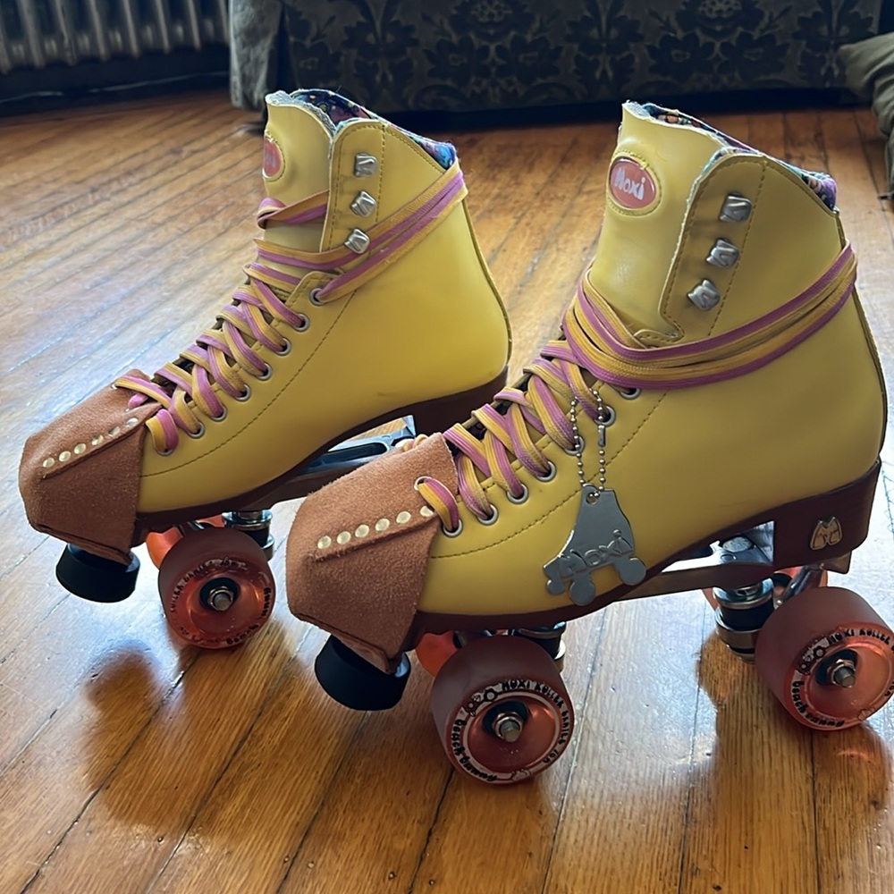 Moxi Beach Bunny Strawberry Lemonade Yellow Vinyl skate beginner